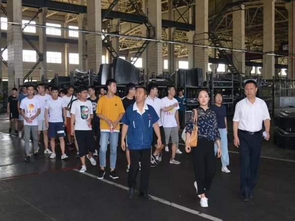 高校大学生来GCGC黄金城集团科普基地实际进建